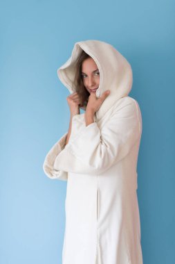 Beyaz önlük kukuleta ile kadında 