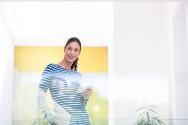 ev websurfing genç kadın