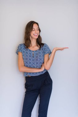 genç kadın ürün sunumu