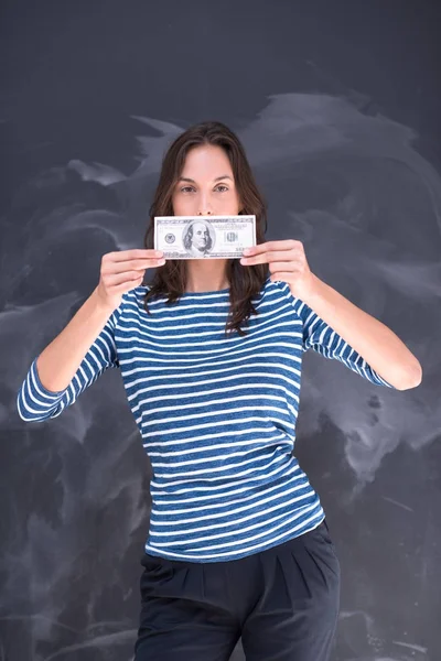 분필 드로잉 보드 앞에서 지폐를 들고 여자 — 스톡 사진