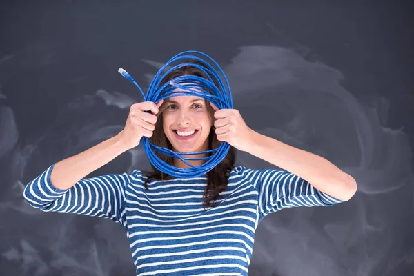 Mujer sosteniendo un cable de Internet delante de la pizarra de dibujo — Foto de Stock