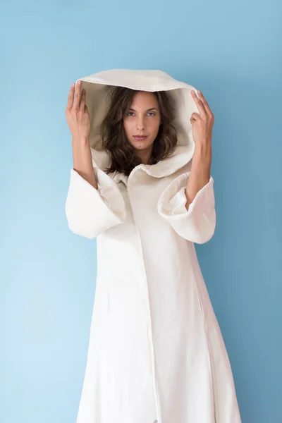 Žena v bílém plášti s kapucí — Stock fotografie