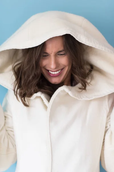 Mujer en un abrigo blanco con capucha — Foto de Stock