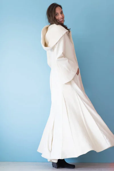 Mujer en un abrigo blanco con capucha —  Fotos de Stock