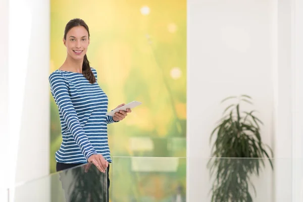 Jonge vrouw aan huis websurfing — Stockfoto