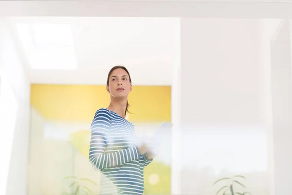 Mujer joven en casa websurf —  Fotos de Stock