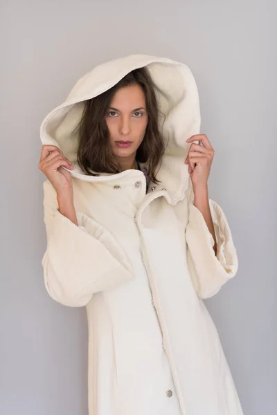 Γυναίκα σε ένα άσπρο παλτό με κουκούλα — Φωτογραφία Αρχείου