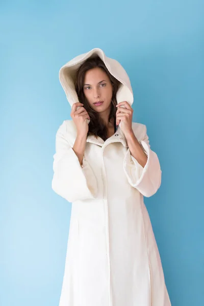 Kvinna i en vit kappa med huva — Stockfoto