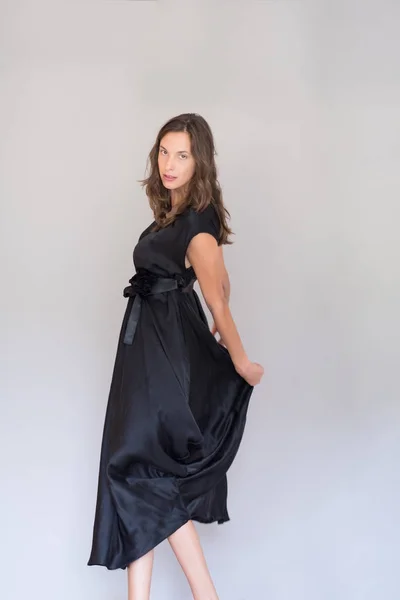 Femme dans une robe noire — Photo