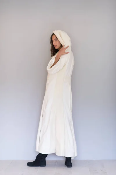 Жінка в білому пальто з капюшоном ізольована — стокове фото