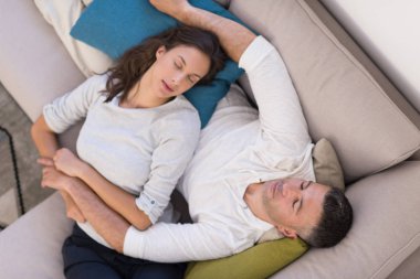 Üstten Görünüm televizyon izlerken koltukta genç Çift