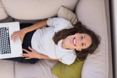 Ev en iyi manzaraya dizüstü bilgisayar kullanan genç kadın