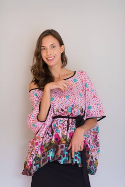 Beyaz arka planda izole edilmiş genç bir kadın