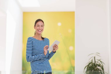 ev websurfing genç kadın