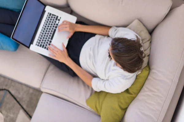 Jovem mulher usando laptop em casa vista superior — Fotografia de Stock