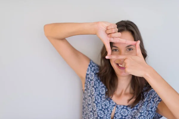 Женщина показывает обрамляющий жест рукой — стоковое фото