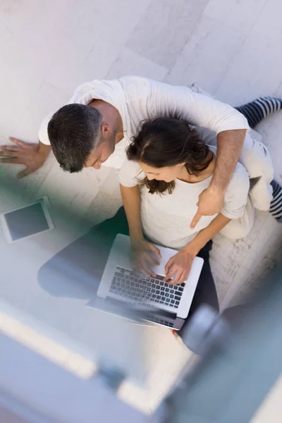 Pareja usando tabletas y computadoras portátiles vista superior —  Fotos de Stock