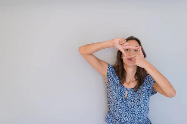 Mujer mostrando enmarcando gesto de mano —  Fotos de Stock