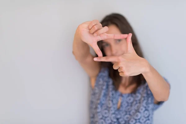 Γυναίκα που δείχνει την διαμόρφωση χειρονομία — Φωτογραφία Αρχείου