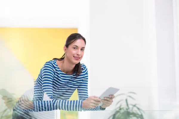 Jonge vrouw aan huis websurfing — Stockfoto