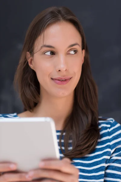 Frau mit Tablet vor Kreidezeichenbrett — Stockfoto