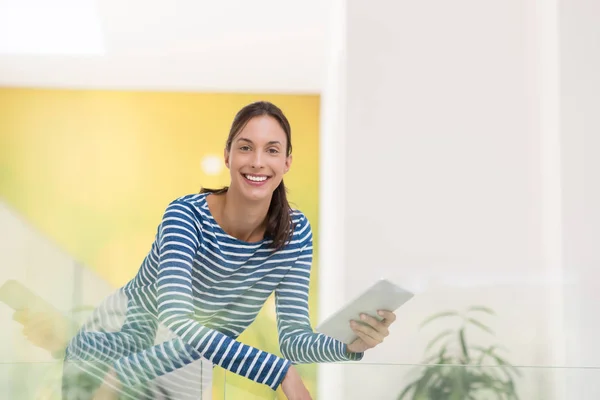 Jovem mulher em casa websurf — Fotografia de Stock