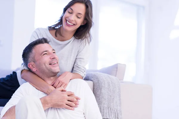 Casal abraçando em sua nova casa — Fotografia de Stock