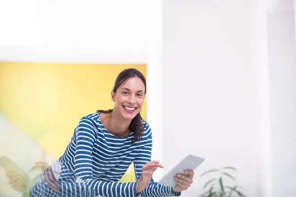 Ung kvinna på hem websurfing — Stockfoto