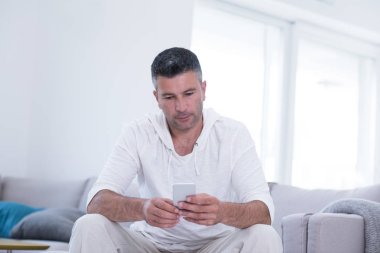 genç adam bir cep telefonu evde kullanma