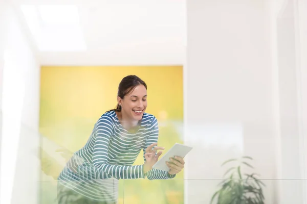 Mujer joven en casa websurf —  Fotos de Stock