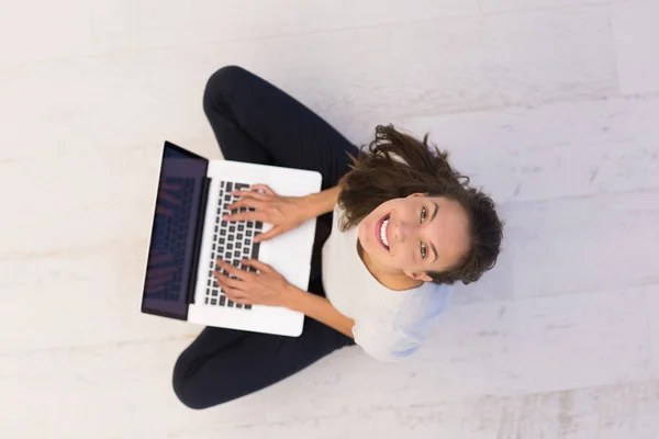 Žena používající přenosný počítač na podlaze pohled shora — Stock fotografie