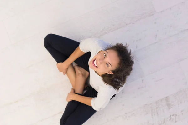 Vista superior da jovem mulher sentada no chão — Fotografia de Stock