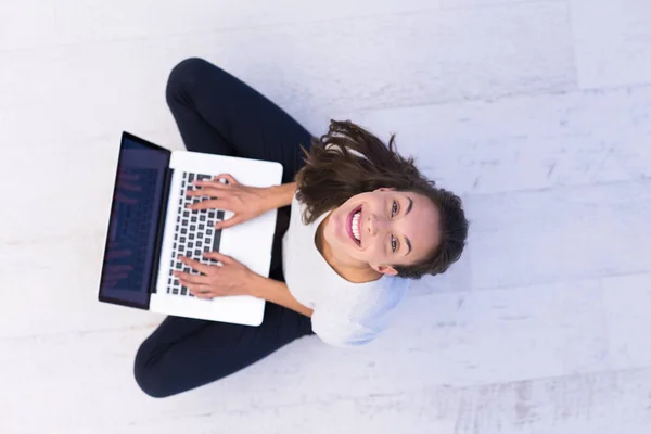 Mulher usando computador portátil no chão vista superior — Fotografia de Stock
