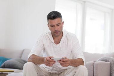 genç adam bir cep telefonu evde kullanma