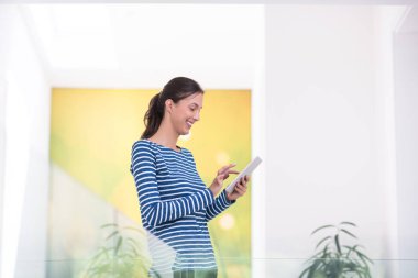 ev websurfing genç kadın