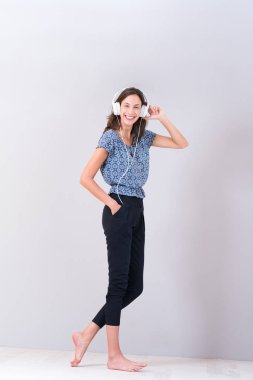 kadın beyaz izole kulaklık ile