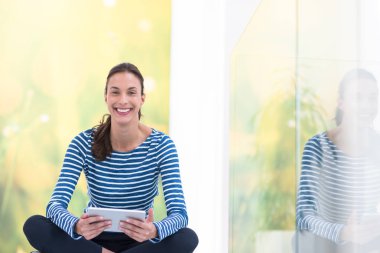 tablet bilgisayar yere kullanan genç kadın