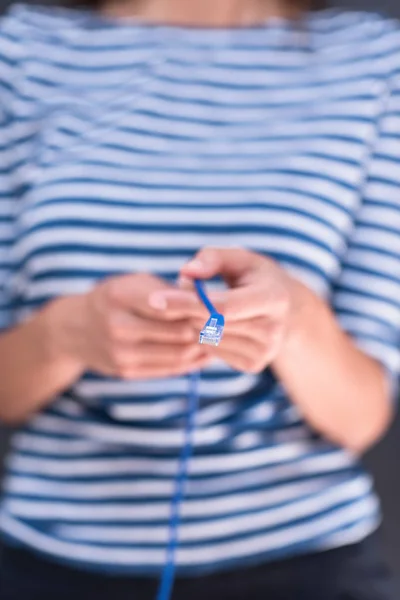 Жінка тримає інтернет-кабель перед крейдяною дошкою для малювання — стокове фото