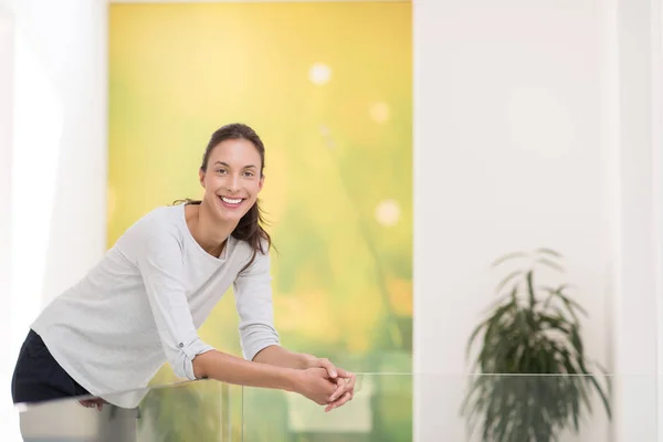 Porträt einer jungen schönen Frau zu Hause — Stockfoto