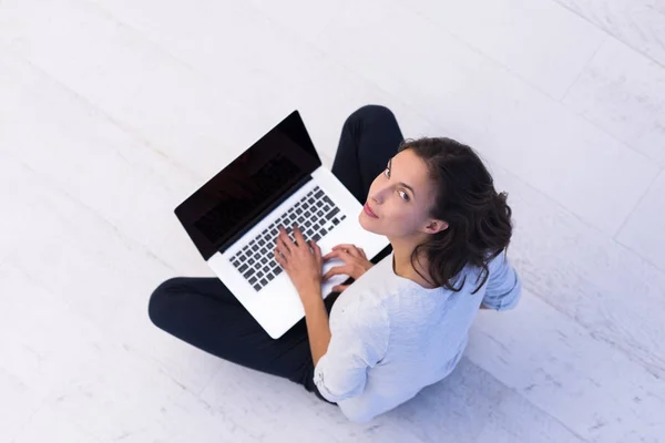 Женщина с ноутбука на полу вид сверху — стоковое фото