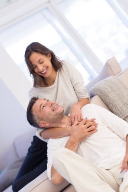 iki yeni evlerinde sarılma