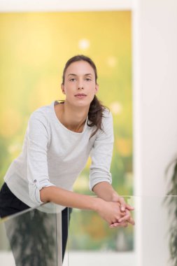 Genç ve güzel bir kadın.