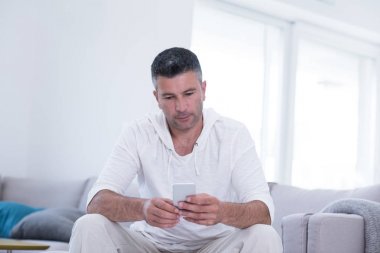 genç adam bir cep telefonu evde kullanma