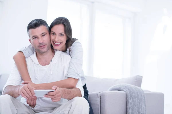 Casal feliz usando telefone celular em casa — Fotografia de Stock