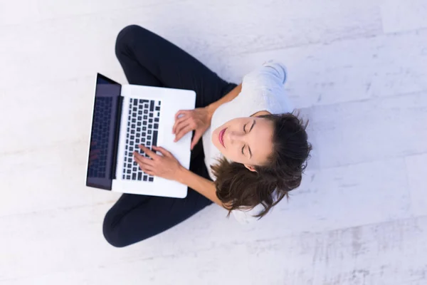 Žena používající přenosný počítač na podlaze pohled shora — Stock fotografie