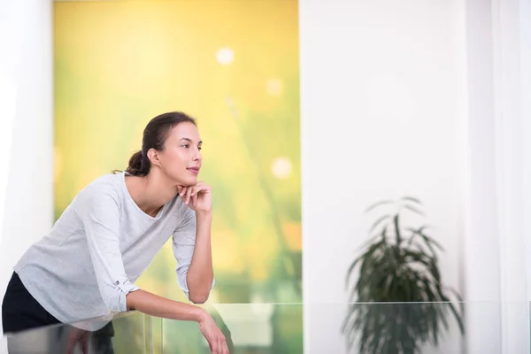 Porträt einer jungen schönen Frau zu Hause — Stockfoto