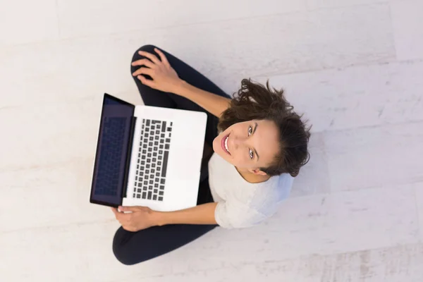 Vrouw met behulp van laptopcomputer op het bovenaanzicht van de vloer — Stockfoto