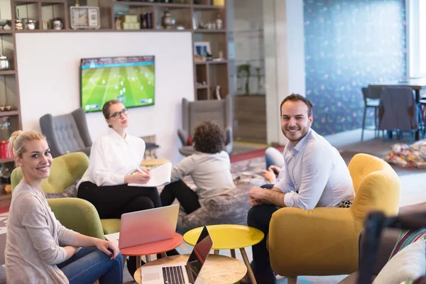 Gruppe Junger Geschäftsleute Diskutiert Businessplan Modernem Startup Bürogebäude — Stockfoto