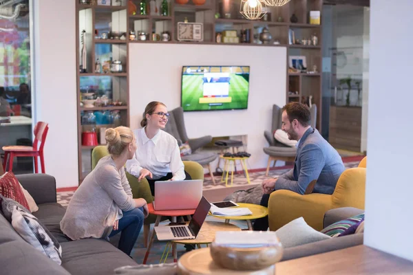 Grupo Jóvenes Empresarios Discutiendo Plan Negocios Moderno Edificio Oficinas Startups —  Fotos de Stock