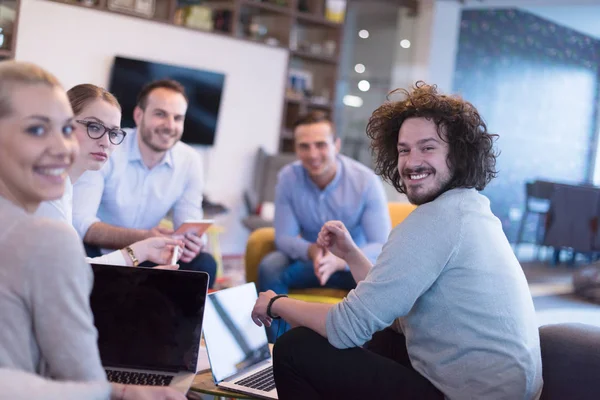 Grupo Jóvenes Empresarios Discutiendo Plan Negocios Moderno Edificio Oficinas Startups — Foto de Stock